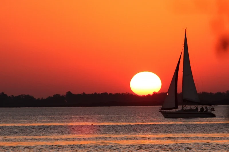 Pôr do sol no Guaíba com veleiro — Porto Alegre, Rio Grande do Sul